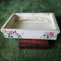 中古  バラの木箱と イチゴのハンガーのサムネイル