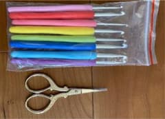 毛糸とかぎ針、糸切ハサミのサムネイル