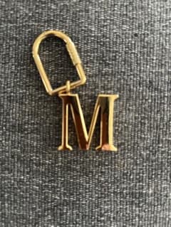 イニシャル M キーホルダー チャーム　ゴールドカラーのサムネイル