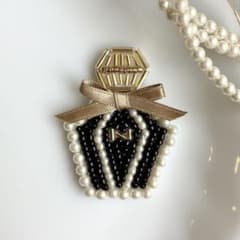 香水　 シックな大人のブローチ（ブラック）　ビーズ刺繍のサムネイル