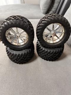サベージやモンスタートラック用 タイヤホイールセットのサムネイル