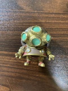 Capsule toy figures: Gold and Green