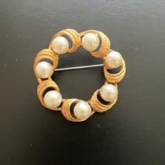 ゴールドカラー サークル パール調ブローチ マーゴタウンゼントのサムネイル
