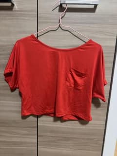 KANWA クロップド丈 半袖Tシャツ レッド ポケット付きのサムネイル