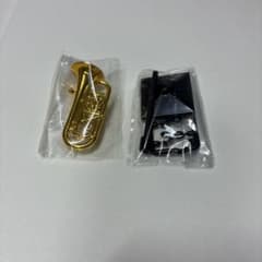 金色のユーフォニアムと黒い楽器スタンドのサムネイル