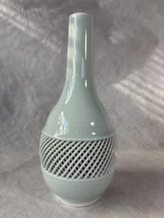 淡い青色の網目模様の陶器花瓶のサムネイル