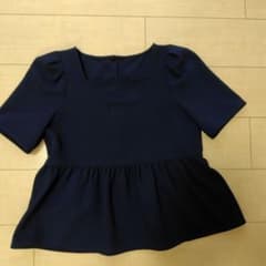 スクエアネックのペプラムブラウスのサムネイル