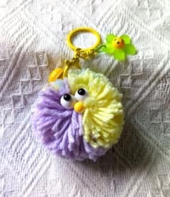 推し活ハンドメイド ポンポン キーホルダー スマイルフラワー付きのサムネイル