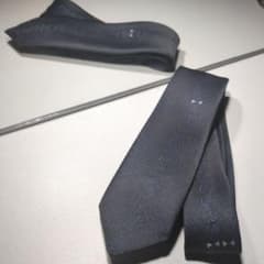 ダークブルー スリムネクタイ　エンボス加工のサムネイル