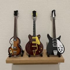 ビートルズ ミニチュアギター3本セット アビィロード ポスター 英国製バッジ ビートルズ ミニチュアギター3本セット アビィロード ポスター