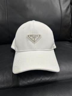 PRADA キャップ　ホワイト　トライアングルロゴプレート　L PRADA ホワイトキャップ ロゴプレート付き - メルカリ