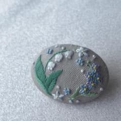 すずらんと勿忘草の刺繍くるみボタンブローチ｜手刺繍｜オーバルのサムネイル
