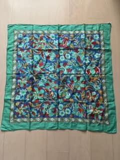 イブサンローラン　花柄シルク風スカーフ75x75cmのサムネイル
