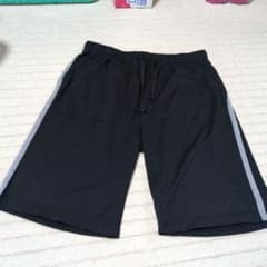 黒のショートパンツ サイドストライプ付き