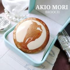 アキオモリ 岩場に立つ山羊 ブローチ アイボリー アカンサス模様 金蒔絵 森暁雄 アキオモリ 岩場に立つ山羊 ブローチ アイボリー アカンサス模様 金
