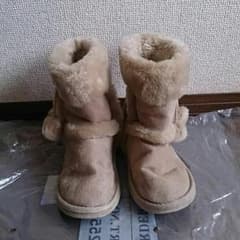 女の子用のムートンブーツ。のサムネイル