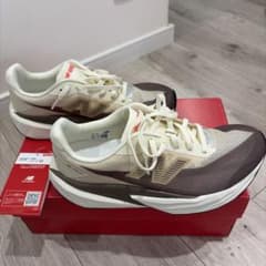 New Balance FuelCell スニーカー ベージュ/ブラウンのサムネイル