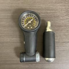 自転車用 空気圧計とCO2ボンベのサムネイル
