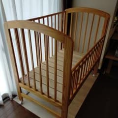 KATOJI木製ベビーベッド キャスター付き 直接引取り歓迎　千葉県 KATOJI木製ベビーベッド キャスター付き 直接引取り歓迎 千葉県 - メルカリ
