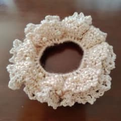 ベージュ ニット フリル シュシュのサムネイル