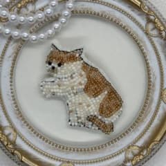 ビーズ刺繍ブローチ　いたずらねこ　ハンドメイドのサムネイル