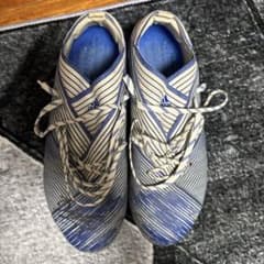 adidas スパイクシューズ 青白 ストライプのサムネイル