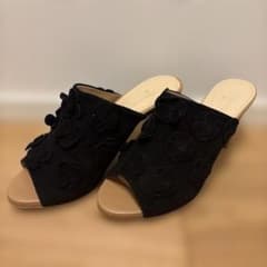 ［美品]MODE ET JACOMO carino フラワーモチーフ ミュールのサムネイル