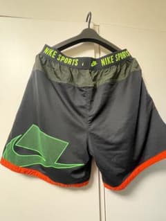 NIKE ショートパンツ　ほぼ未使用のサムネイル