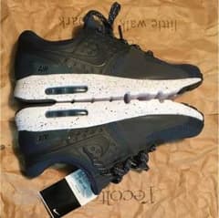 新品今週末まで値下げNIKE  AIR MAX ZERO premiumのサムネイル