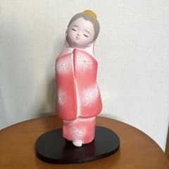 陶器製 日本人形 伝統的な着物デザインのサムネイル