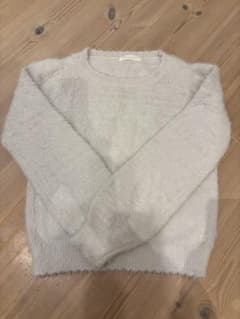 Feroux フェルゥ フェザーニット パール装飾 長袖薄グレーMサイズのサムネイル