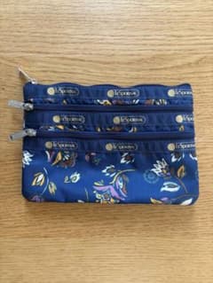 新品/未使用 LeSportsac 3段ファスナー ポーチ 花柄 ネイビーのサムネイル