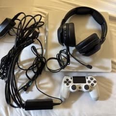 PlayStation 4 ホワイト 本体 コントローラー付きのサムネイル