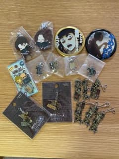 進撃の巨人 ストラップ チャーム 缶バッジ まとめセットのサムネイル