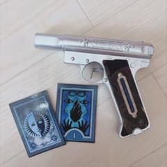ペルソナ3 『召喚器型 水鉄砲』 HappyくじC賞 おまけカード付き - メルカリ