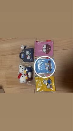 ファミリア ハローキティ コラボ商品のサムネイル