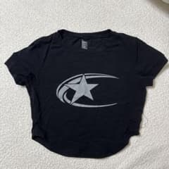 黒の星ロゴ入りクロップドTシャツのサムネイル