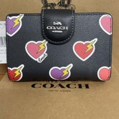 COACH 二つ折り財布 ハートプリント　コーチ　CW527 アウトレット COACH 二つ折り財布 ハートプリント コーチ CW527 アウトレット - メルカリ