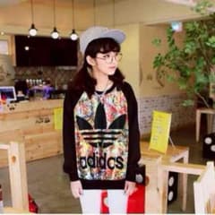 adidas トレーナーのサムネイル