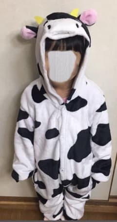 牛柄の着ぐるみ　kids サイズ100  丑年　撮影のサムネイル