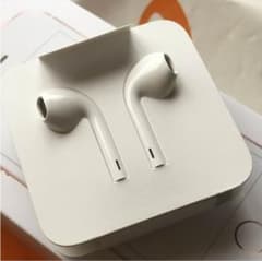 ラスト1点‼️iPhoneイヤホンのサムネイル