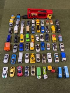 トミカ62台とトミカカーキャリア1台のサムネイル