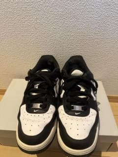 NIKE AIR FORCE 1 ブラック × ホワイト スニーカーのサムネイル