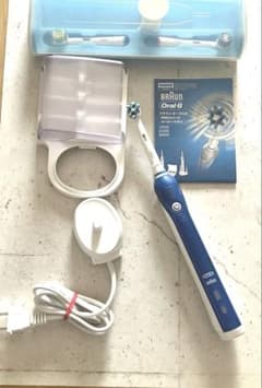 ブラウン オーラルB PRO　旧型　電動歯ブラシ　本体　ケース　充電器付き