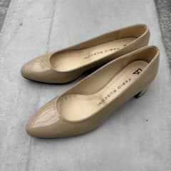 ⭐︎未使用⭐︎FABIO RUSCONI ベージュ パンプス 35 美品 FABIO RUSCONI エナメル ベージュ 34.5ヒール3.5cm - メルカリ