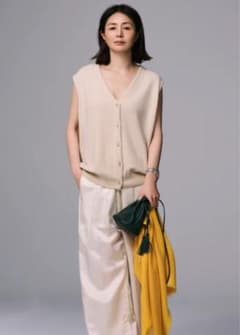 井川遥さん　loin. ロワン ウールベスト グレー 日本製 定価46,200円 井川遥 loin.（ロワン） カシミアベスト - メルカリ