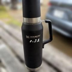 【値下中】スタンレー1.3Lクラシック 真空ボトル 水筒 ブラックSTANLEYのサムネイル