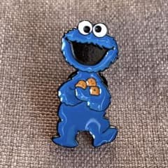 ピンバッジ セサミストリート クッキーモンスター - メルカリ