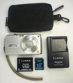 LUMIX★DMC-FX01✨極美品❤️安心の実働品★飽きの来ない無難なシルバー LUMIX☆DMC-FX01✨極美品❤️安心の実働品☆飽きの来ない無難な