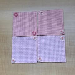 ハンドメイド 布製コースター 4枚セット 花モチーフ付きのサムネイル